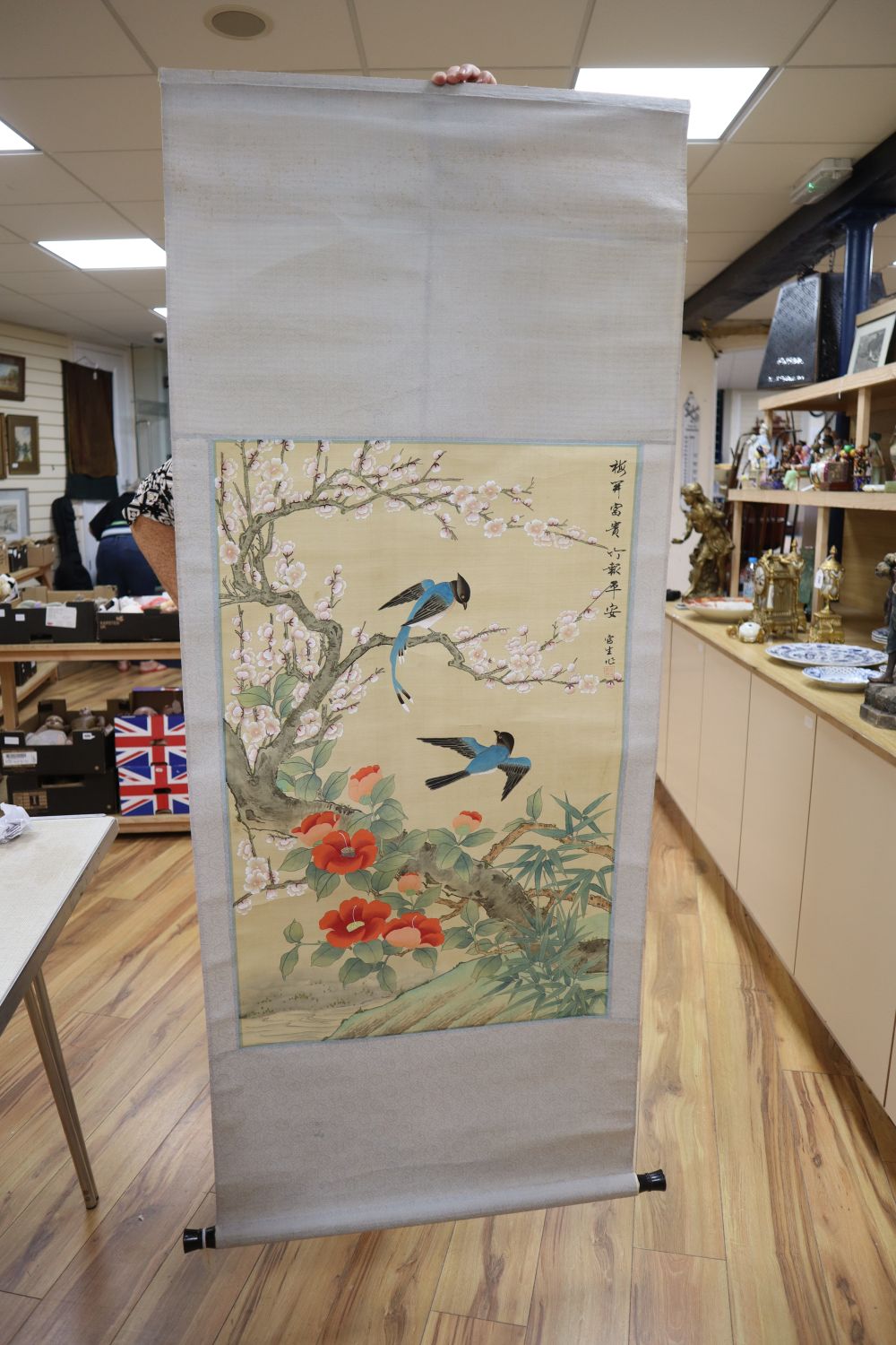 A Chinese scroll painting of birds, 85 x 54cm